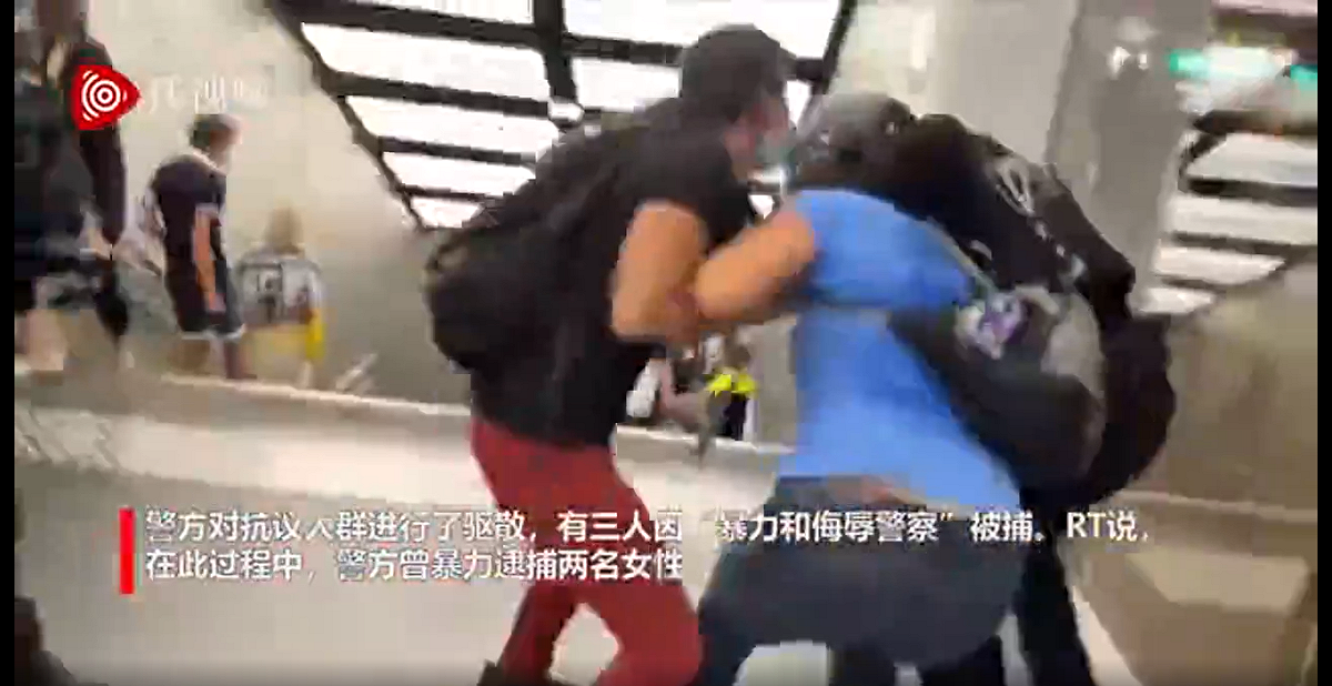 女子遭法國警察暴力制伏。 圖：翻攝自環球網
