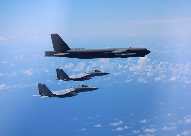 8月31日，美國B-52轟炸機(上)與日本F-15戰機(下)聯合訓練。 圖：美國空軍提供