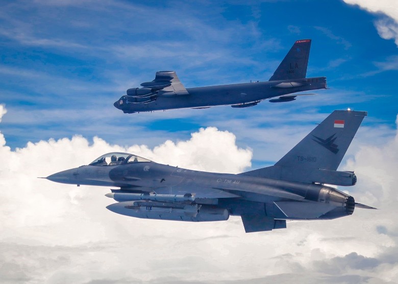 9月1日，印尼F-16戰機(下)與美國B-52轟炸機(上)首次執行聯合訓練。 圖：美國空軍提供