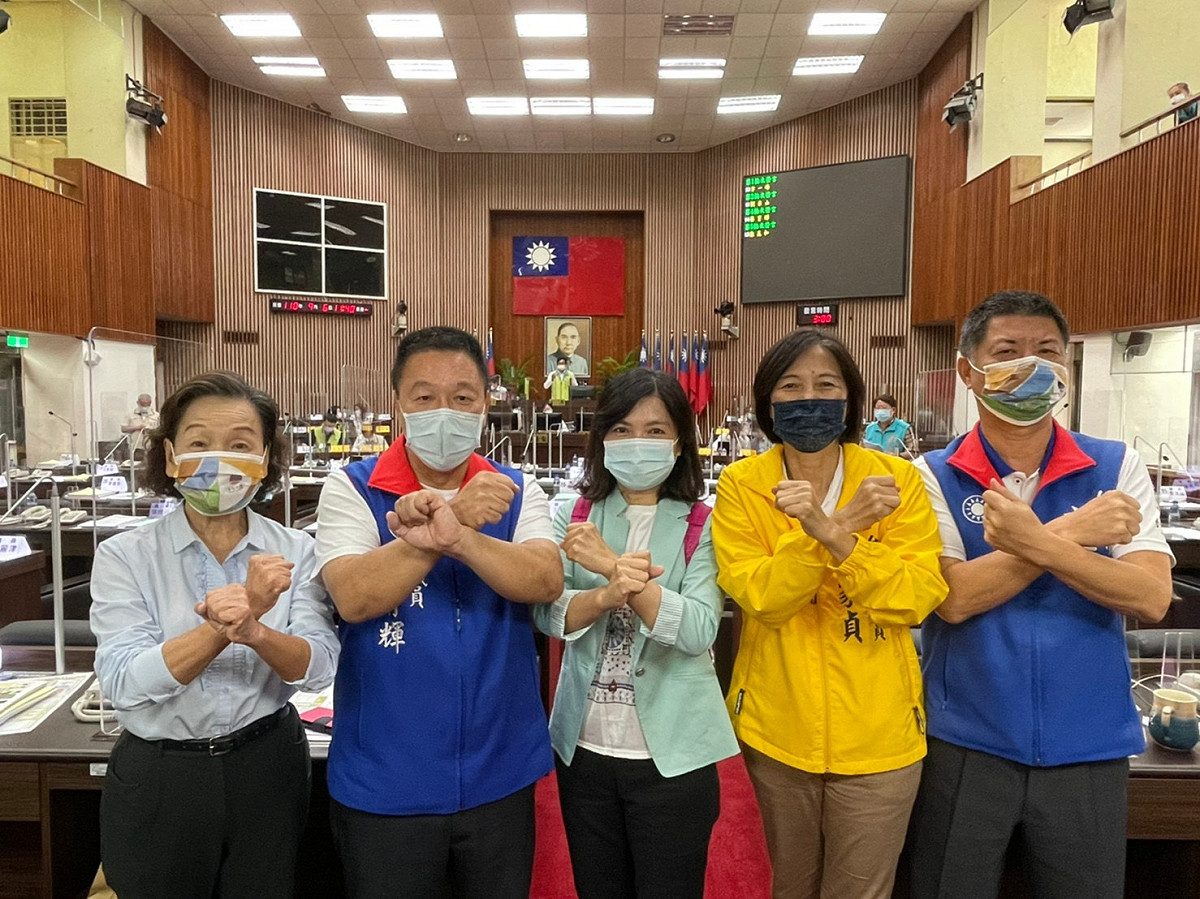台南市議會國民黨團在在會中怒轟民進黨中央政府為了種電，不惜採取玉石俱焚的做法，四千公頃全台第一的種電面積，毀了台南的糧倉和漁塭，市民怎會不抗爭連連，黨團呼籲台南市政府應緊急踩煞車，儘速通過太陽光電相關自治條例，勿讓「漁電共生」成「漁電共亡」。 圖：黃博郎／攝