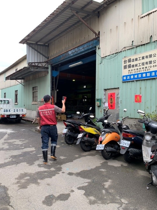 新北市動保處人員進行廠家訪查，了解飼養犬隻狀況。 圖：新北市動保處提供