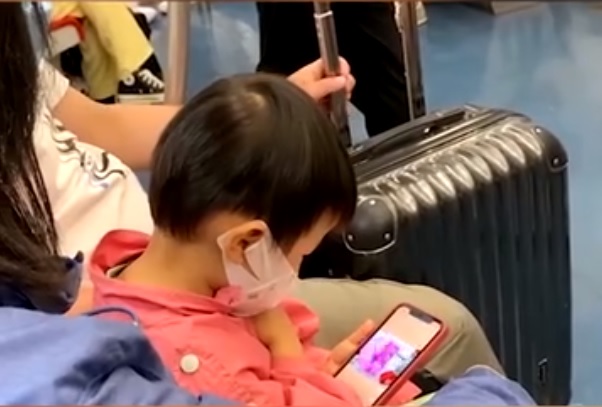 中國官方日前針對未成年頒布嚴格的電玩遊戲時間控管禁令，一周只能在週五到週日各玩1小時的時間。 圖：翻攝自微博
