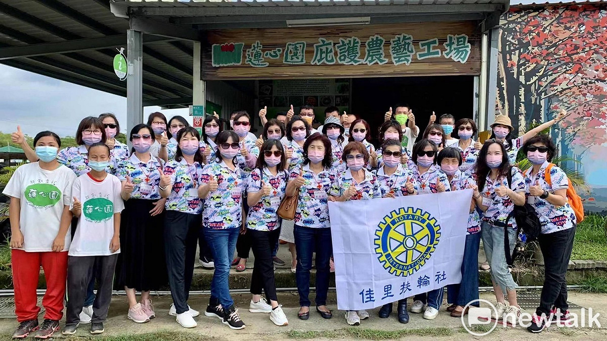 佳里扶輪社社友夫人們來到蓮心園啟智中心庇護農藝工廠和農場，關心喜憨兒如何辛苦栽種無毒米和蔬果，並將大批無毒米和蔬果全部買走，讓蓮心園的指導老師和喜憨兒大受鼓舞，場面溫馨感人。 圖：佳里扶輪社提供