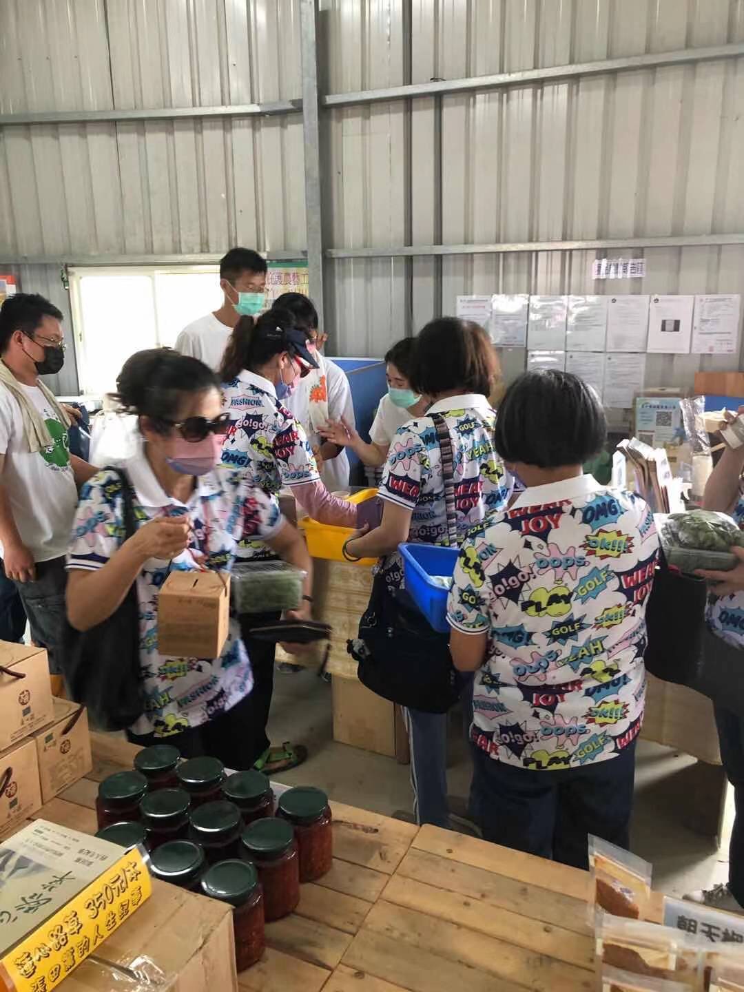 佳里扶輪社社友夫人們來到蓮心園啟智中心庇護農藝工廠和農場，關心喜憨兒如何辛苦栽種無毒米和蔬果，並將大批無毒米和蔬果全部買走，讓蓮心園的指導老師和喜憨兒大受鼓舞，場面溫馨感人。 圖：佳里扶輪社提供