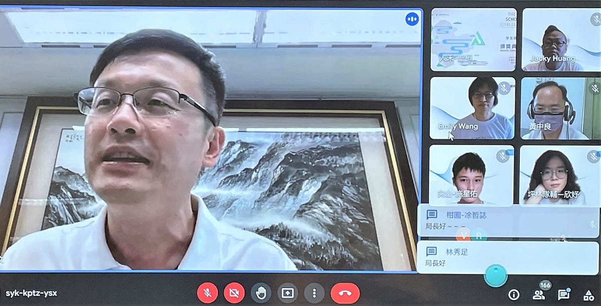 張明文線上致詞為每一位投入方案的志工學生老師勉勵打氣。 圖：新北市教育局提供
