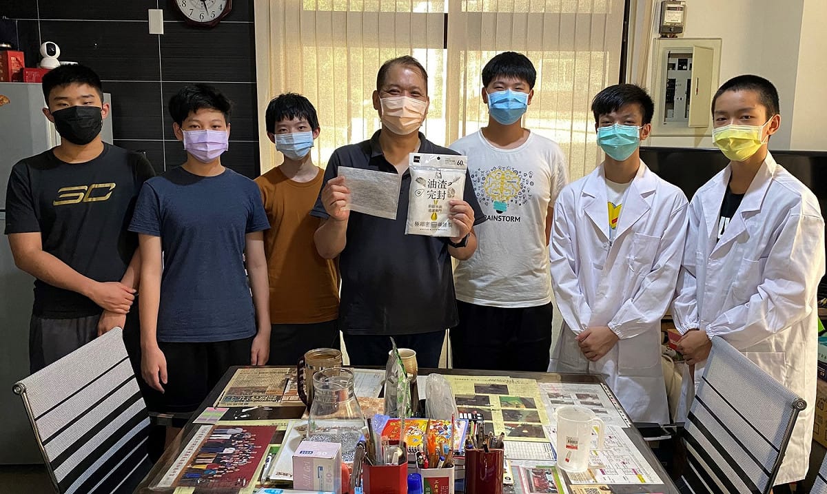 深坑國中學生們找出最經濟實惠的方式與里長合作推動。 圖：新北市教育局提供