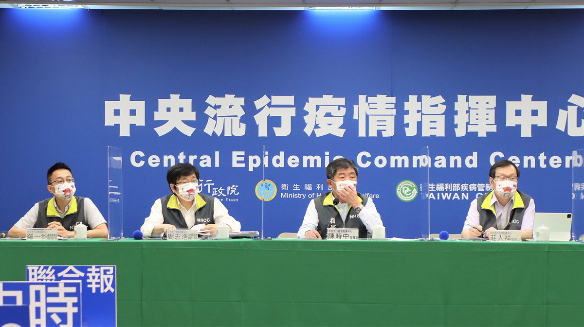 疫情記者會上，指揮官陳時中證實台大有醫師確診。 圖：指揮中心/提供