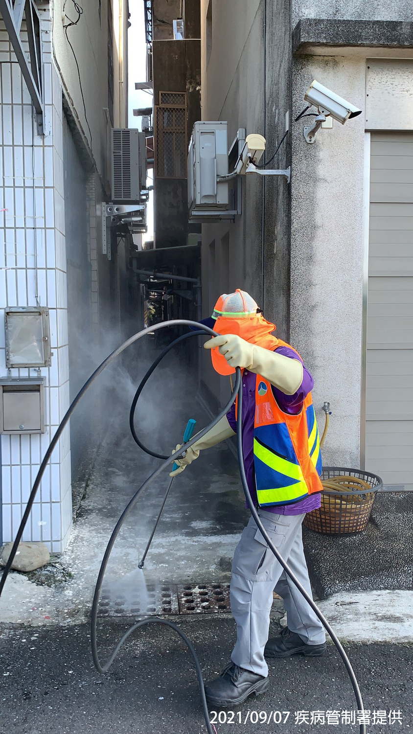 9/3地方環保單位於個案住家周圍進行環境清消。 圖：疾病管制署/提供