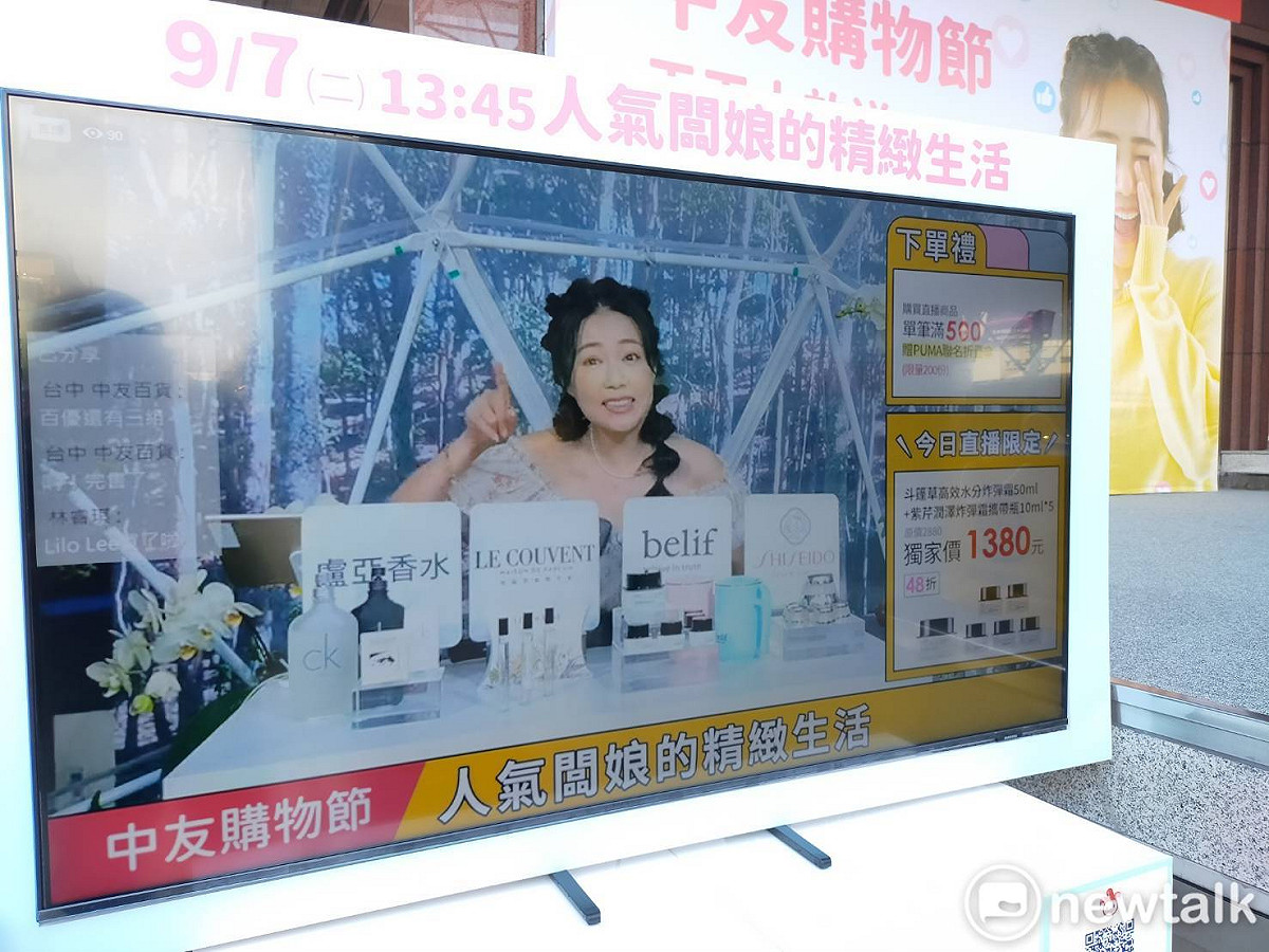 丫頭詹子晴在中友廣場開直播。 唐復年/攝