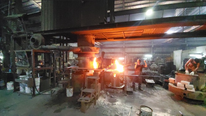 非法鑄造工廠工作人員進行銑鐵與焦炭熔解作業。 圖：新北市環保局提供