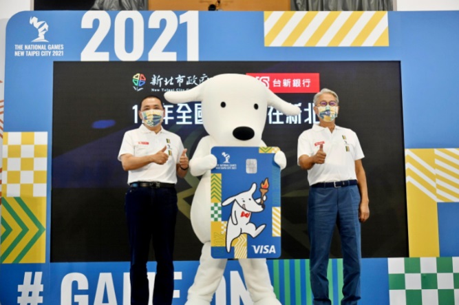 台新吉祥物秀出「新北全運會Richarｔ聯名簽帳金融卡」。 圖：新北市體育處提供