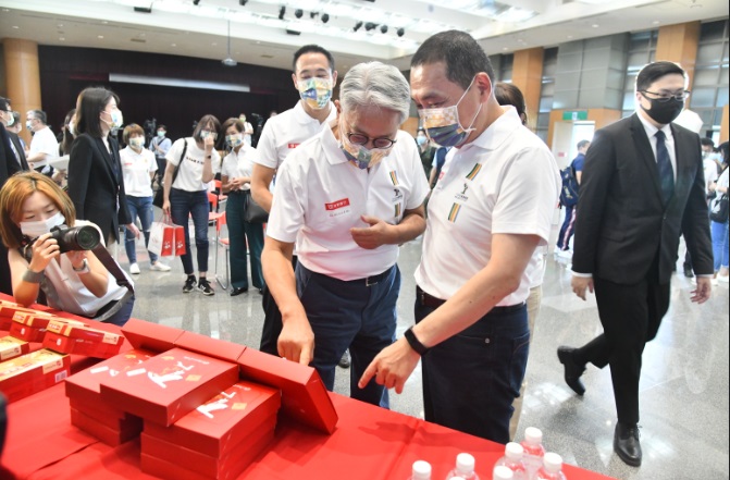吳東亮跟侯友宜介紹商圈優惠。 圖：新北市體育處提供