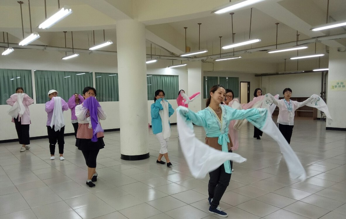 109年廖瓊枝精緻歌仔戲傳習計畫-精緻歌仔戲班─水袖教學。 圖：新北市文化局提供