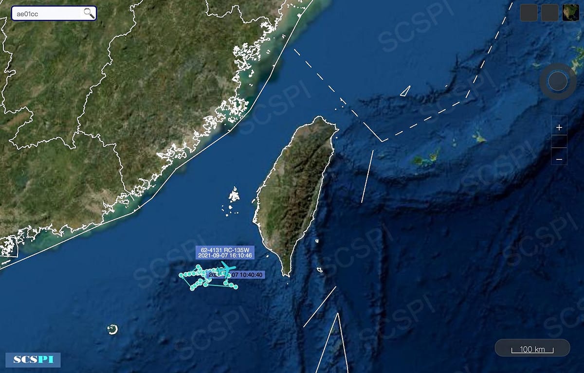 中國智庫「南海戰略態勢感知計劃平台」在推特發文，指美國海空軍7日動用4種機型5架次的偵察機在進入南海門戶前進行偵察。圖為RC-135W及P-8A航跡。 圖：翻攝SCS Probing Initiative推特