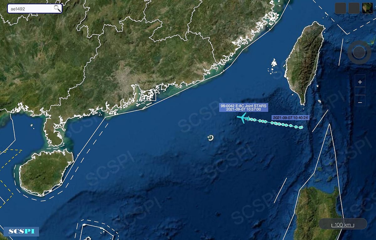 中國智庫「南海戰略態勢感知計劃平台」在推特發文，指美國海空軍7日動用4種機型5架次的偵察機在進入南海門戶前進行偵察。圖為E-8C航跡。 圖：翻攝SCS Probing Initiative推特