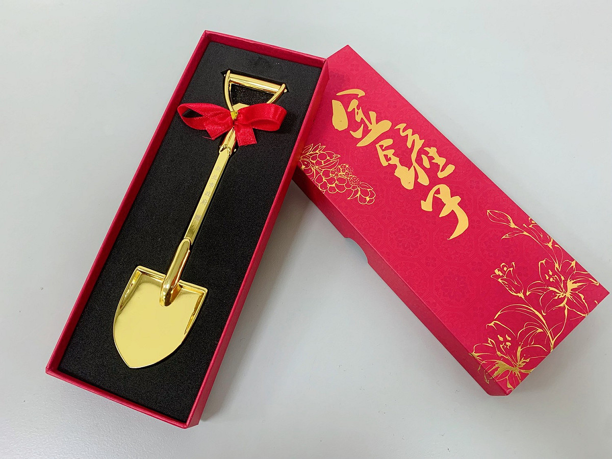 網路活動參加對象為2020年2月14日後結婚或即將結婚的伴侶，只要於河濱指定地標合影，上傳至活動網站即有機會獲得幸福好孕金鏟子。 圖：新北市水利局提供