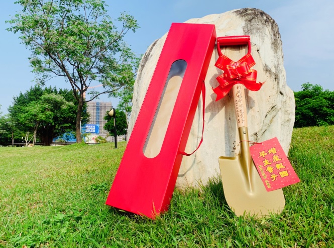 若符合參加資格者又於指定地標拍攝婚紗照上傳至活動網站，前100名即可免抽獎直接獲得大金鏟子。 圖：新北市水利局提供