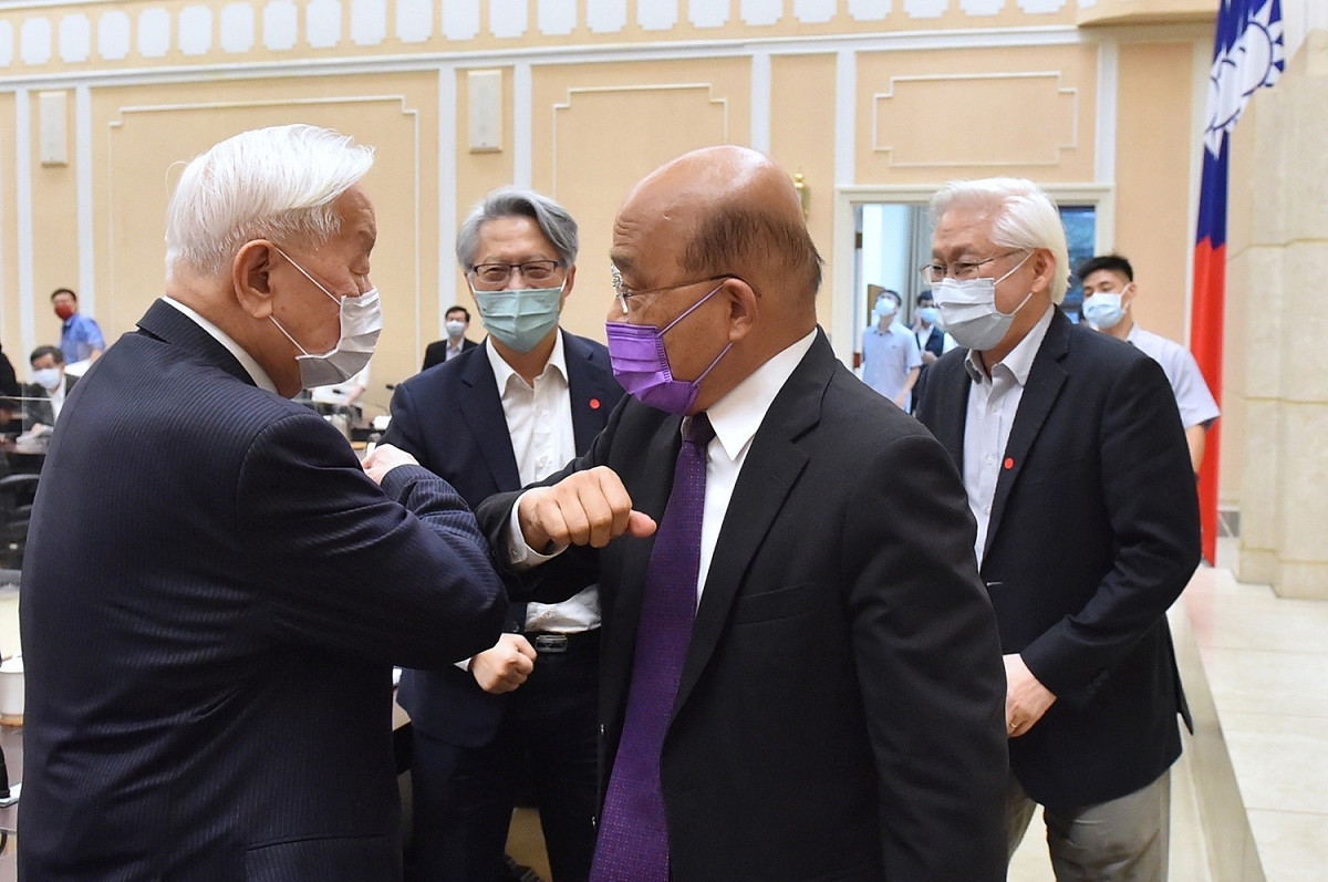 行政院長蘇貞昌主持科技會報，台積電創辦人張忠謀（左）等民間委員也出席與談。 圖:行政院提供