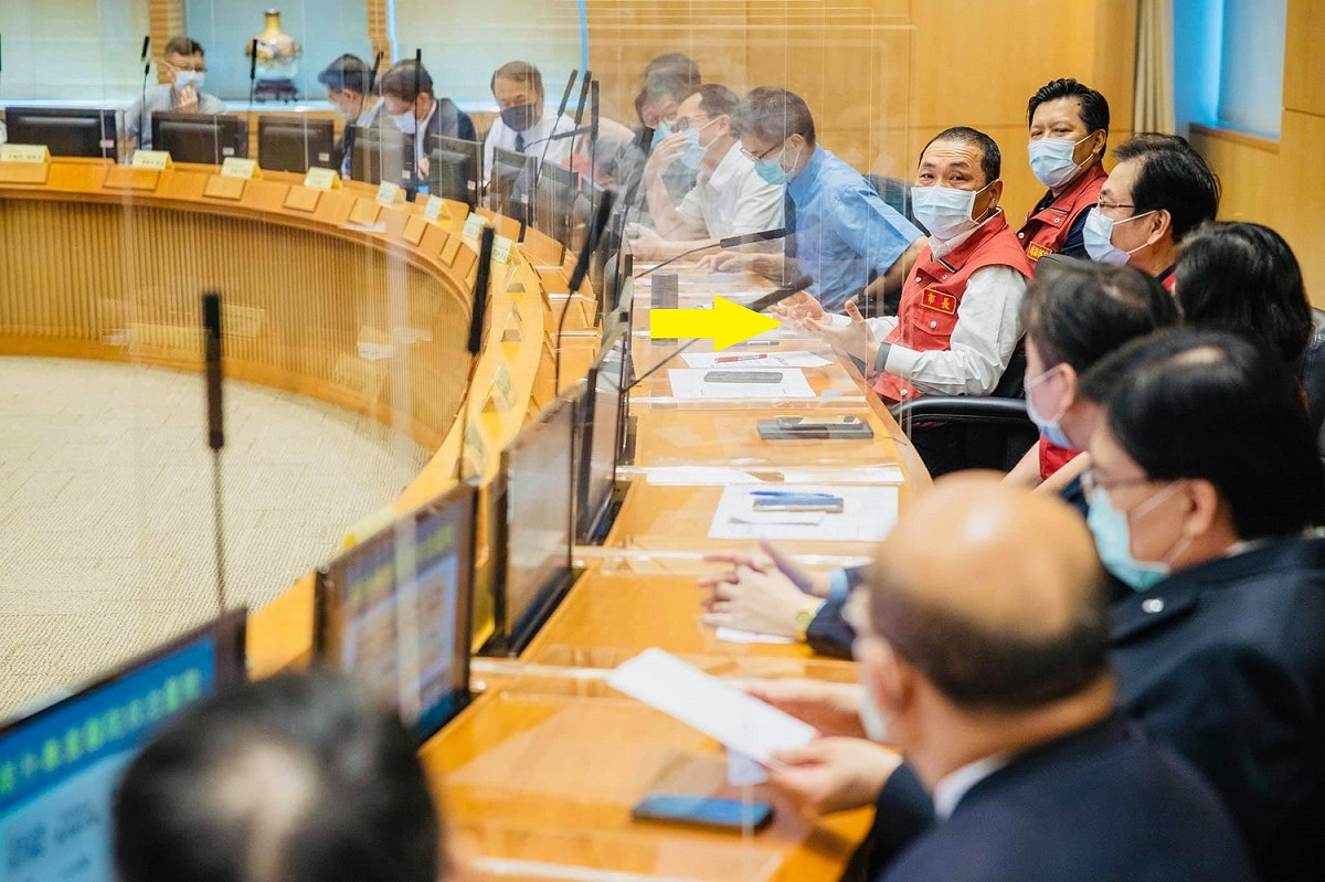 近日新北市疫情爆發，新北市長候友宜（箭頭處）被指疑似控制不住疫情、有意甩鍋中央。 圖：翻攝自候友宜臉書