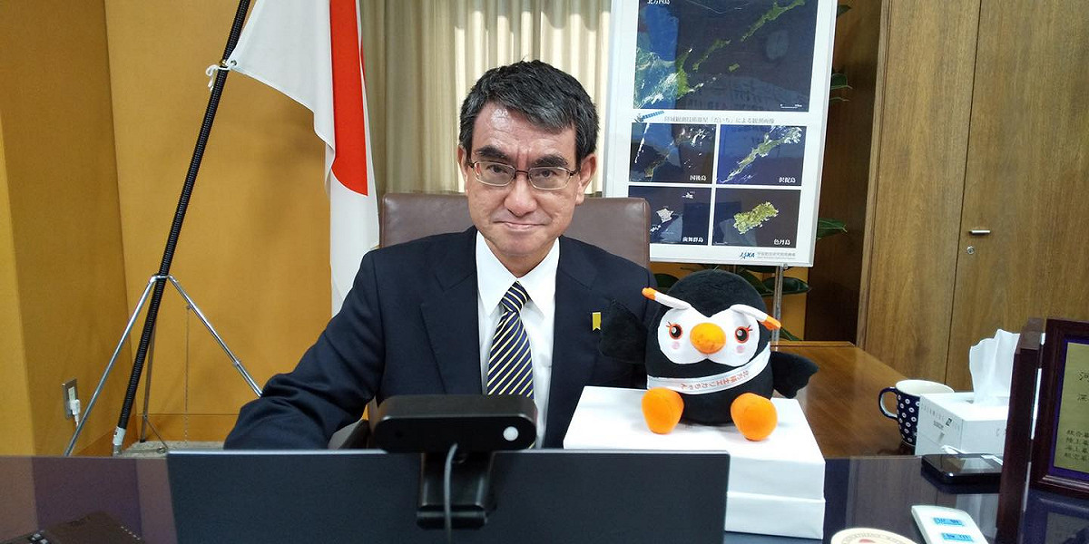 日本眾議員河野太郎有意角逐自民黨總裁，除了密集拜會大老尋求支持外，也力爭年輕選民的青睞。 圖：翻攝自河野太郎臉書