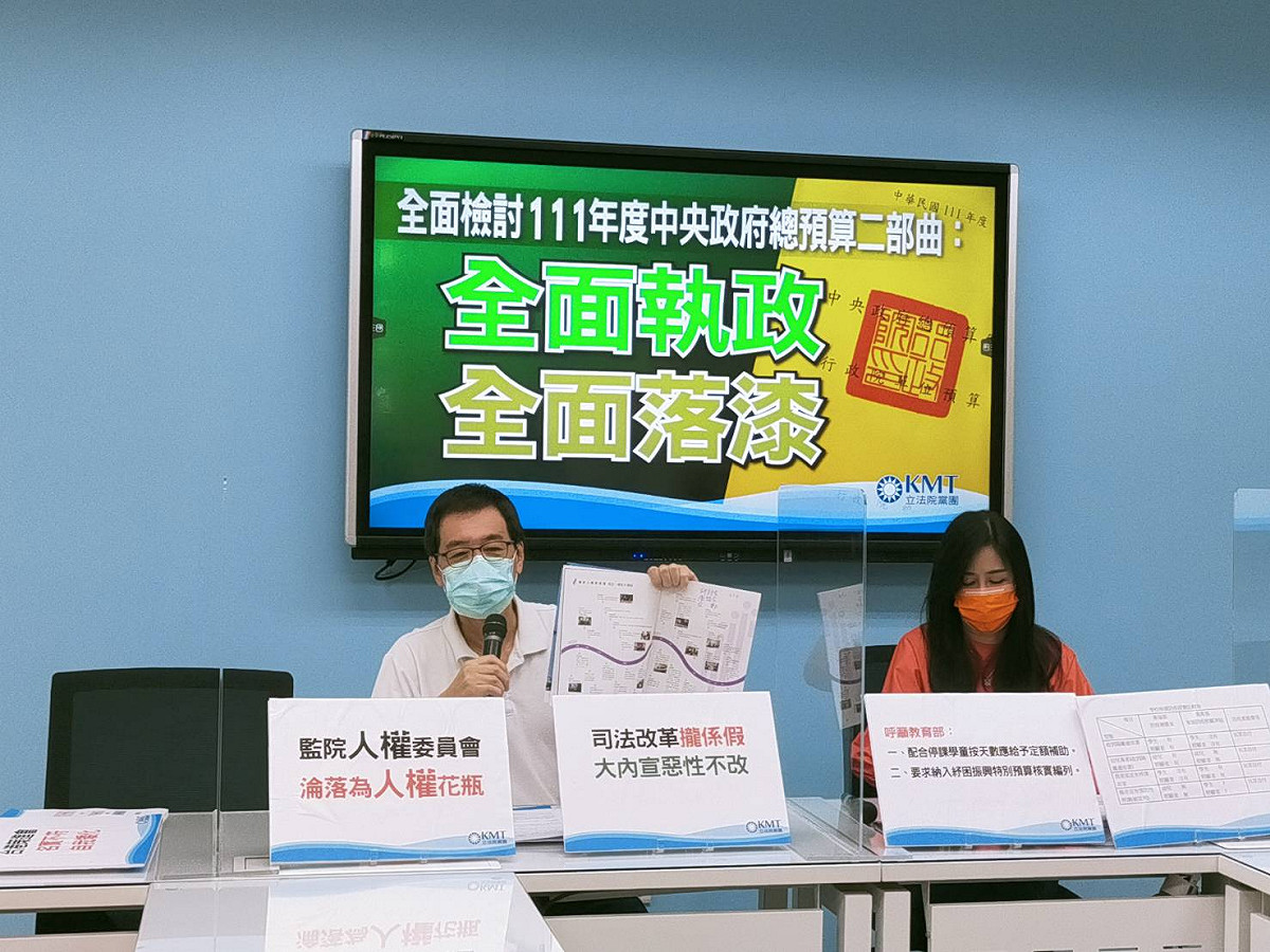 國民黨團總召費鴻泰（左）再次砲轟五倍券。 圖：國民黨立法院黨團/提供