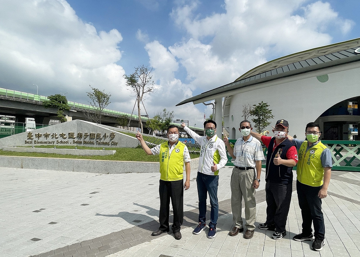 廍子國小緊臨74號快速道路，加裝隔音牆後讓噪音問題獲得解決。 圖：立委莊競程服務處/提供