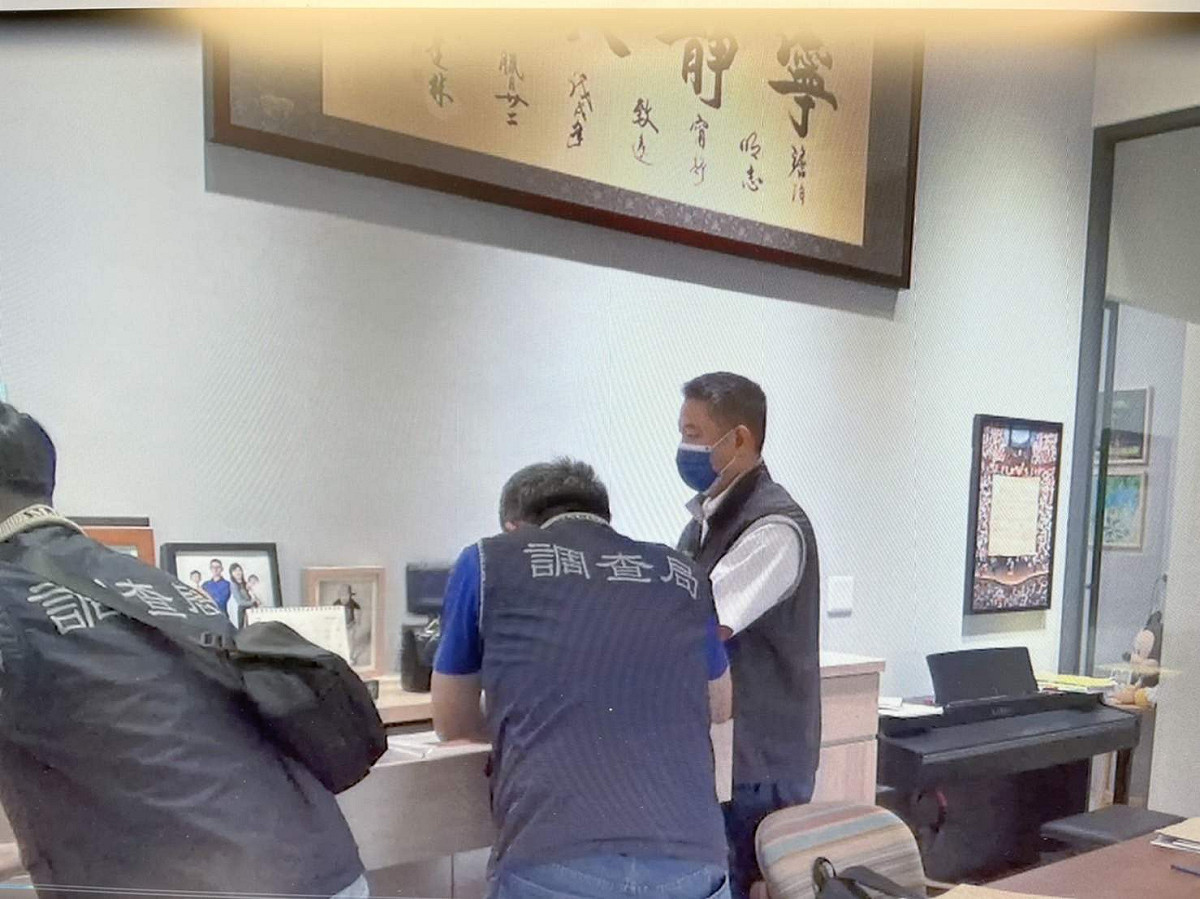 某協會替農民申請農業機械補助，收取「樂捐費」共約1億元，遭到檢調人員搜索。 圖：嘉義地檢署/提供