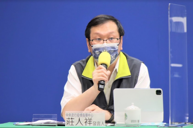指揮中心發言人莊人祥今宣布北市1名餐飲從業人員確診，北市衛生局表示，該名確診者Ct值高，該餐廳已進行清消，復業後需禁止內用至9/26日。 圖：指揮中心／提供(資料照片)