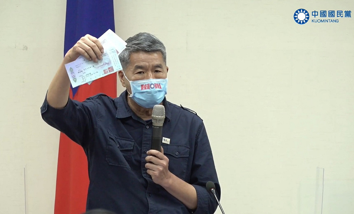 張亞中因攻擊朱立倫以及500萬美元支票烏龍，涉嫌違反國民黨規定被送考紀會。 圖：翻攝國民黨臉書
