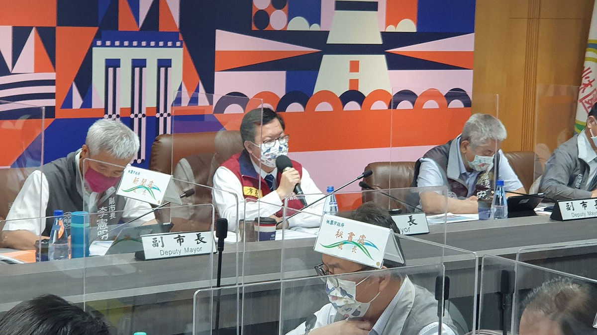 鄭文燦說明第七輪全民疫苗接種計畫將在明後2天開打，屆時桃園市的疫苗劑次涵蓋率將突破50%。 圖：桃園市政府提供