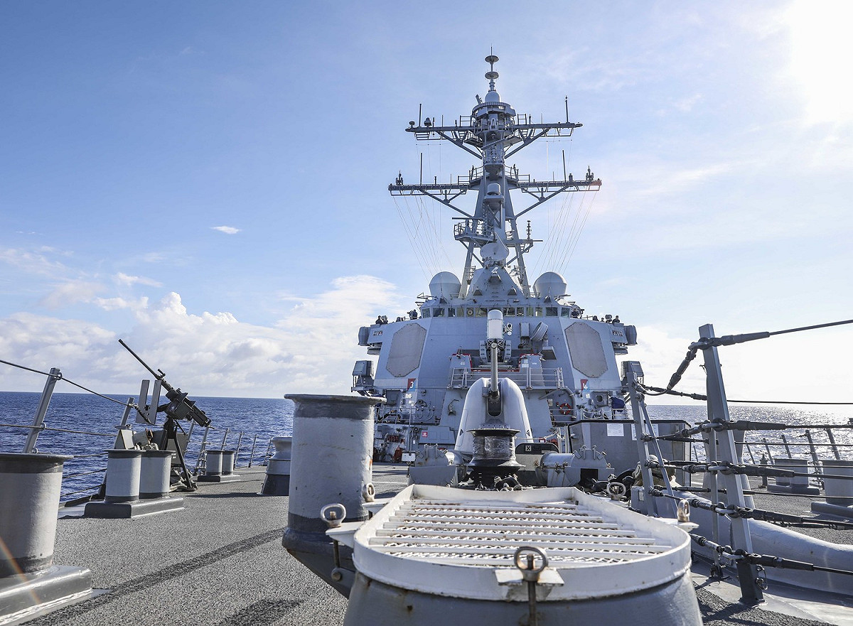 阿利伯克級導彈驅逐艦航行於南海，被部署到美國第7艦隊作戰區域，以支持自由開放的亞太地區。 圖：擷取自美國第七艦隊官網/Deanna C.Gonzales拍攝