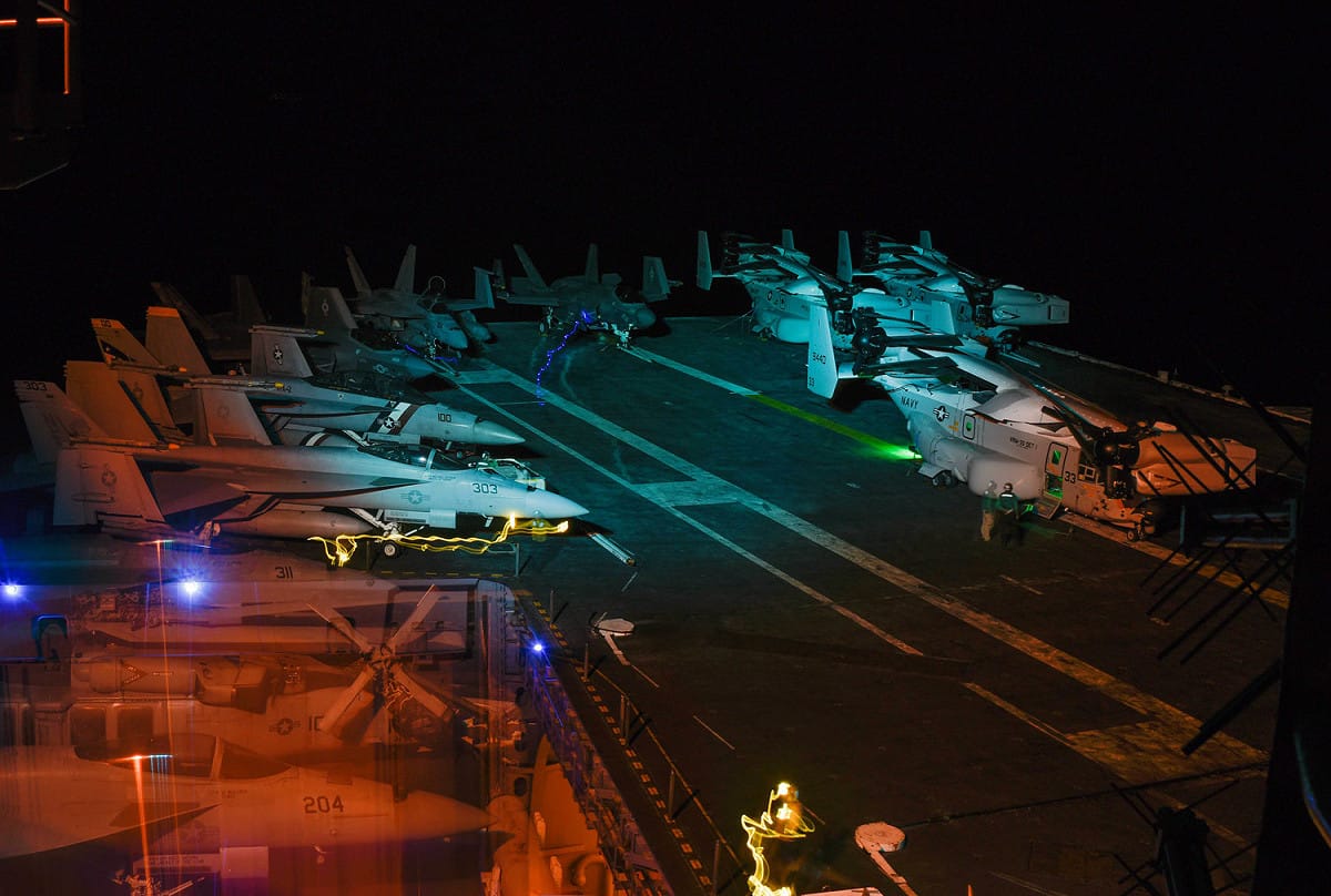 航空母艦卡爾文森號的水手將飛機移至甲板上。 圖：擷取自美國第七艦隊官網/Christian M.Huntington拍攝