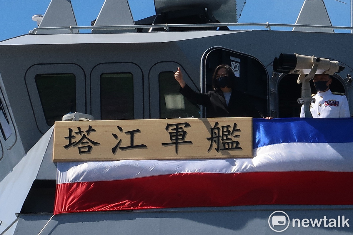 總統蔡英文在塔江艦上揮手 圖：林朝億/攝