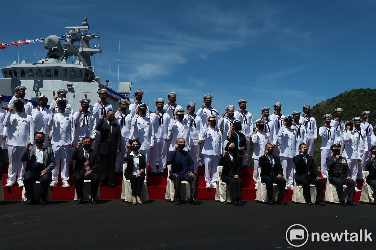 總統蔡英文與官兵在塔江艦前合影。 圖：林朝億/攝