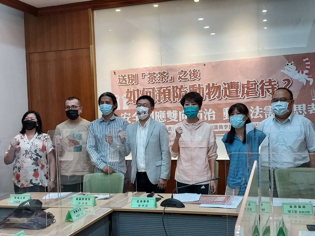 陳亭妃今天與動保人士一同召開記者會，期盼虐待動物事件別再發生。 圖：陳佩君／攝