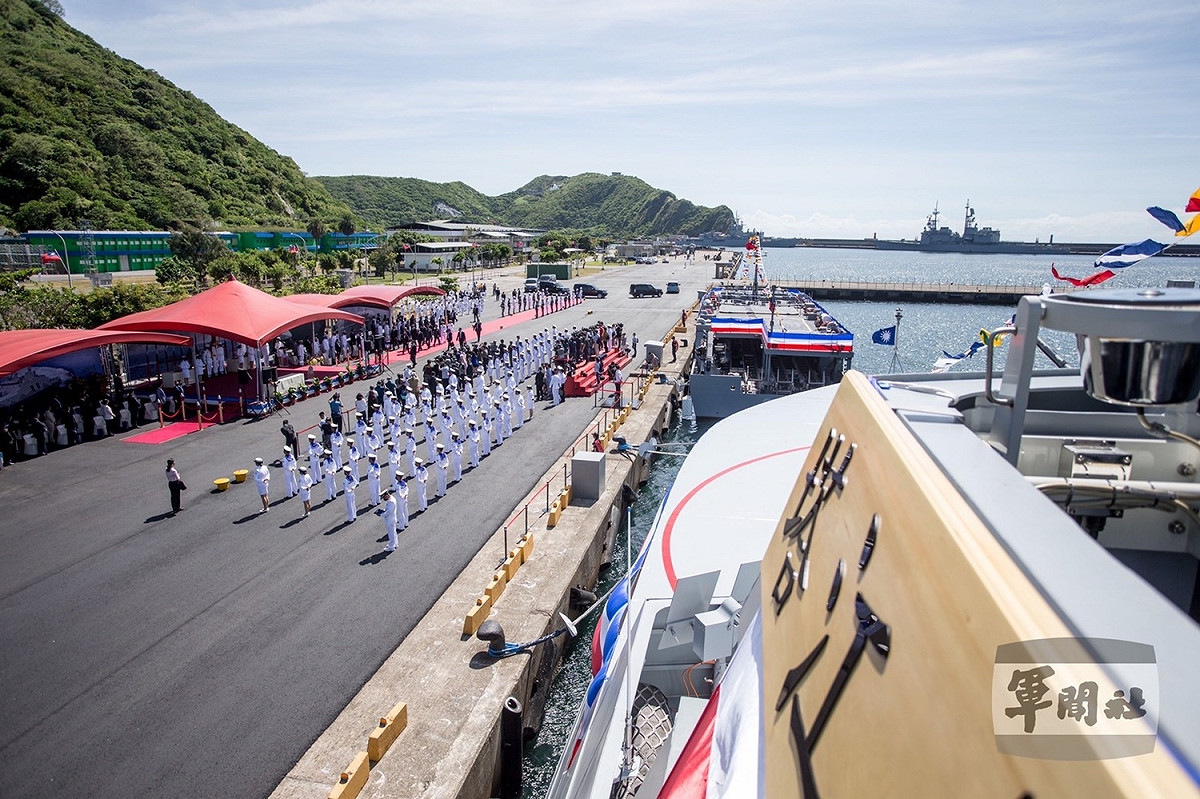 從塔江艦上觀看66名艦艇士官兵。 圖：軍聞社提供