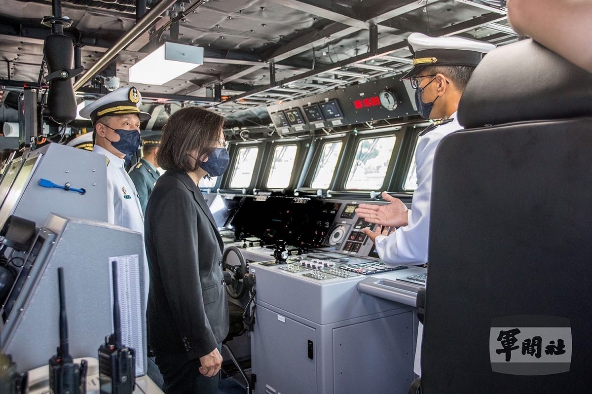 總統蔡英文視察塔江艦。 圖：軍聞社提供