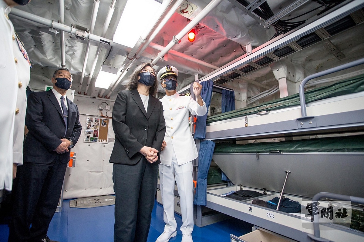 總統蔡英文視察塔江艦。 圖：軍聞社提供