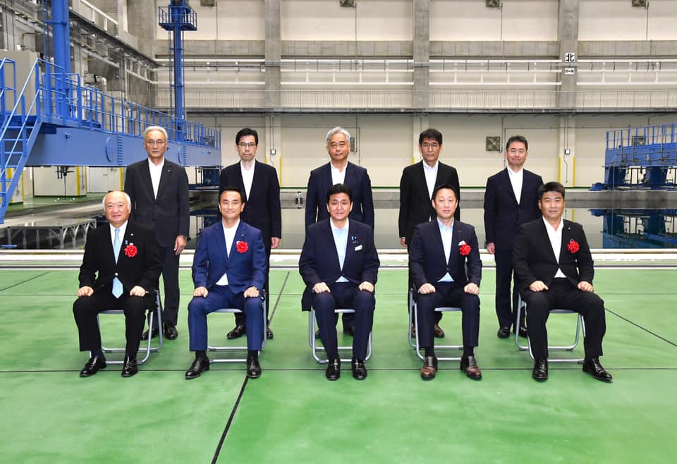 日防相岸信夫(前排坐中)出席位於山口縣岩國市的「水下無人潛航器試驗基地」成立儀式。 圖：翻攝岸信夫臉書