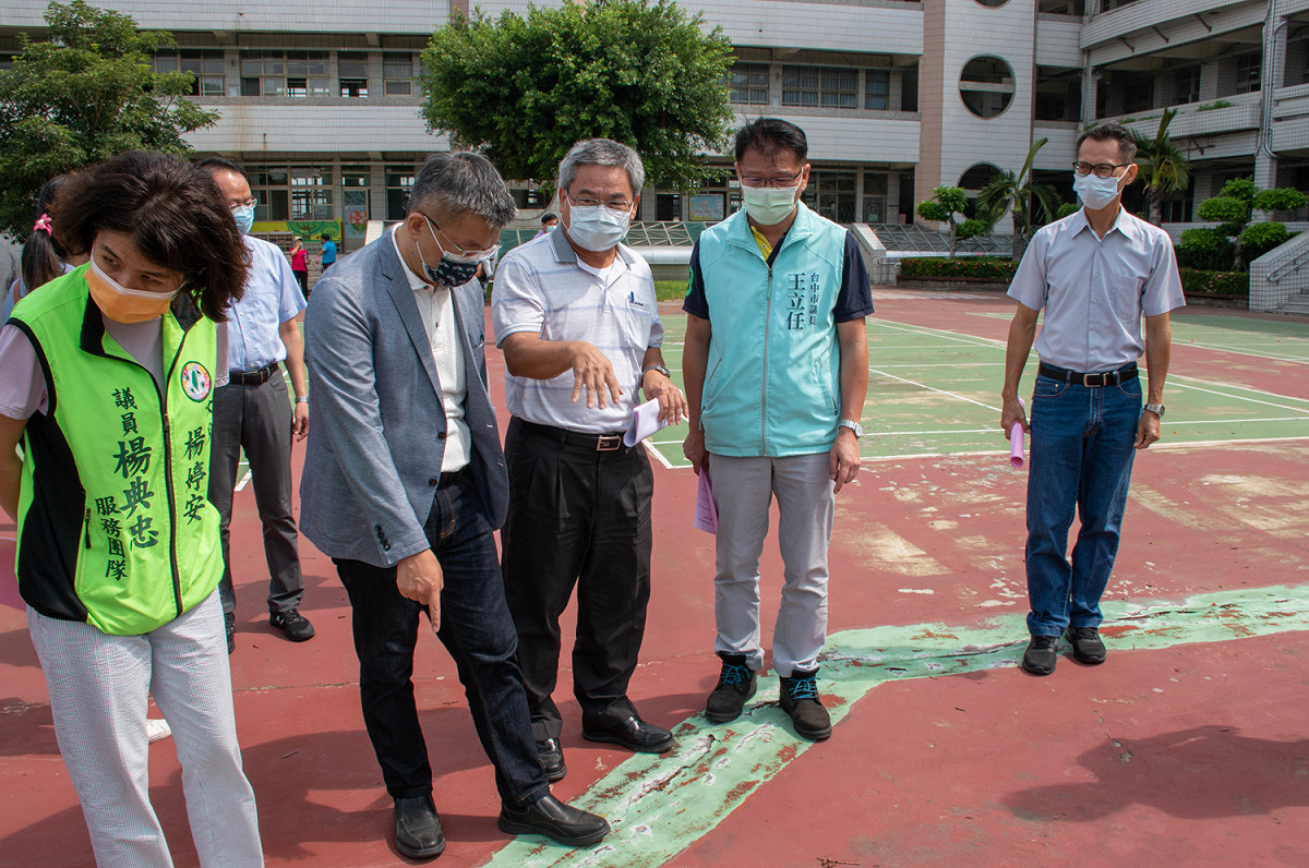 蔡其昌邀相關人員會勘學校運動設施毀壞情形。 蔡其昌辦公室/提供