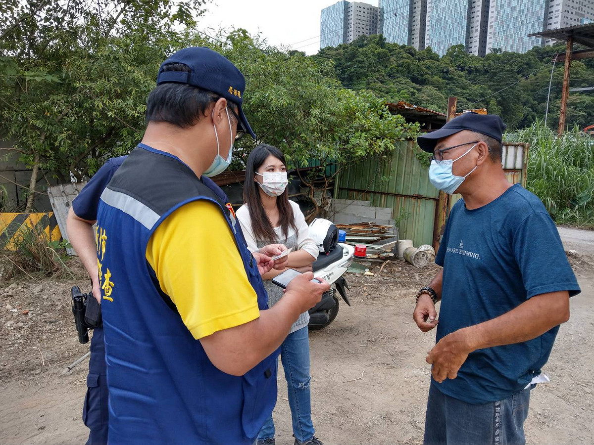 現場土地承租人拒絕說明營建土石方來源。 圖：新北市環保局提供