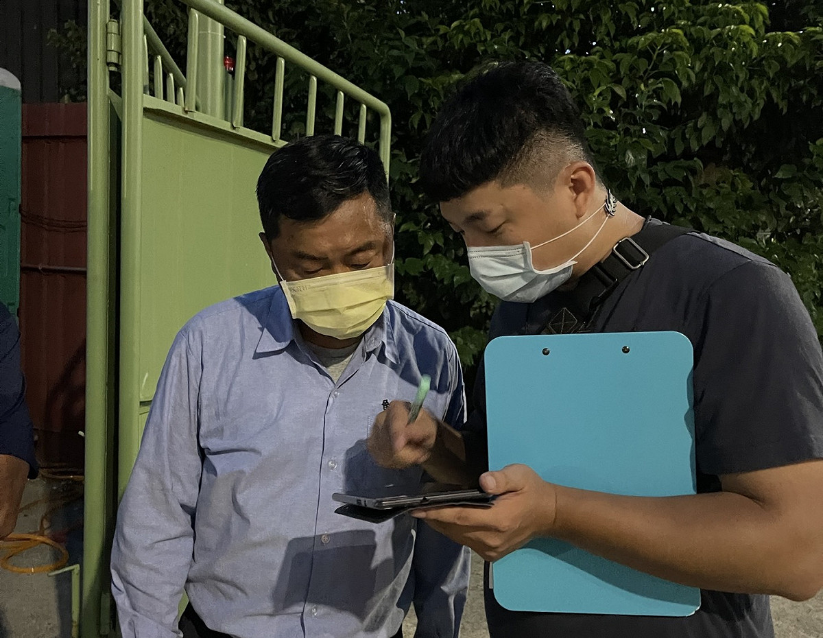 稽查員向營建工地人員說明違規事項並要求限期改善。 圖：新北市環保局提供