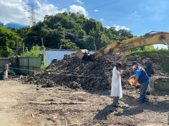 環保局稽查員9月6日於汐止大同路1段附近巡查時，發現一空地遭棄置的大量剩餘土石方。 圖：新北市環保局提供圖：新北市環保局提供