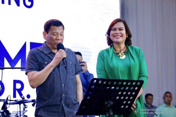 菲律賓總統杜特地 (左) 宣布女兒薩拉（Sara Duterte）。 圖 : 翻攝自菲律賓總統府網站（資料照片）