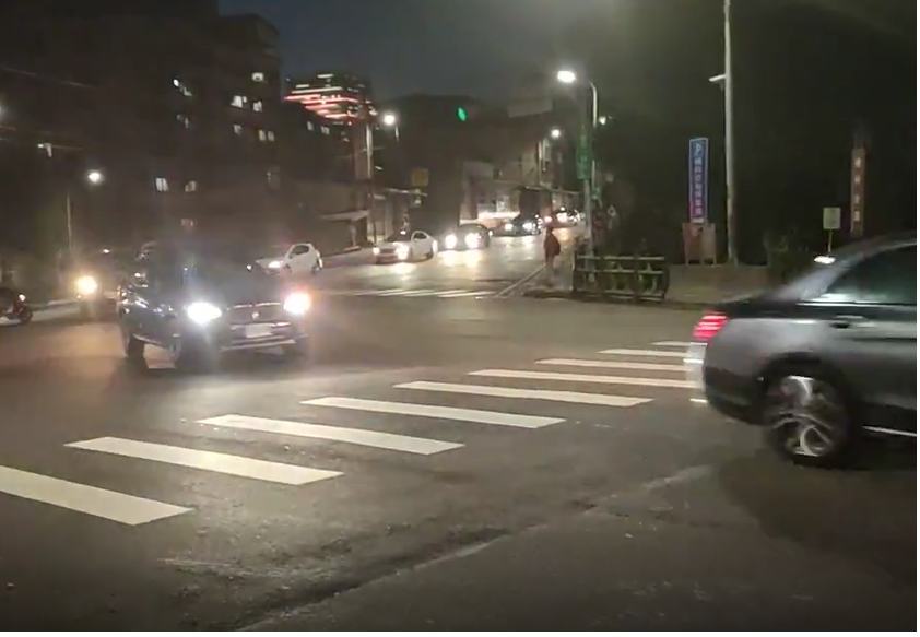 下班時段加長民權街1段左轉橫科路國3匝道口綠燈同亮時間，加速紓解民權街1段車流。 圖：新北市交通局提供