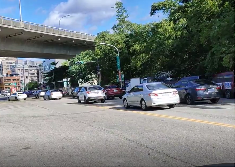 上班時段加長兩路口綠燈同亮時間，加速紓解橫科路車流。 圖：新北市交通局/提供(資料照)