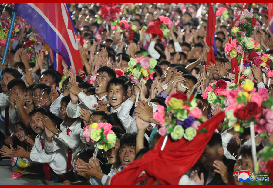 北韓朝鮮勞工境遇悲慘，實為「國家奴工」。圖為北韓73周年國慶，現場民眾高喊「萬歲」、「誓死保衛金正恩」。 圖 : 翻攝自朝中社