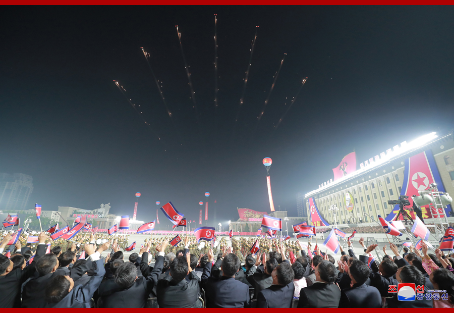 北韓今(9日)舉行73 週年國慶典禮，扇形的戰鬥機編隊在通場時釋放熱焰彈。 圖 : 翻攝自朝中社