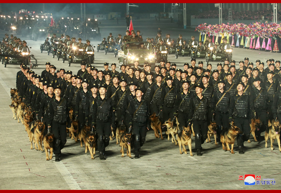 軍犬搜索方隊接受檢閱 圖/翻攝朝中社