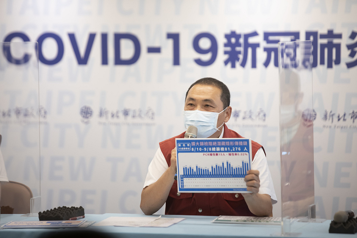 侯友宜呼籲民眾多利用社區篩檢站篩檢，找出更多隱形傳播鏈，才能有效控制疫情。 圖：新北市政府／提供